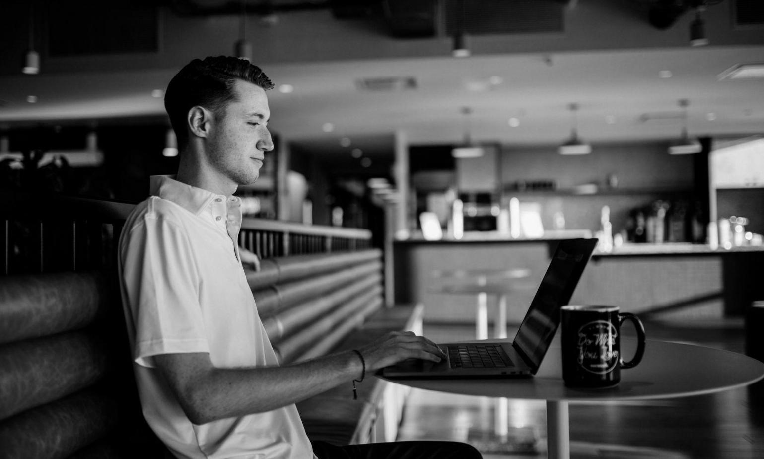 Echipă de manageri în sesiune de planificare strategică